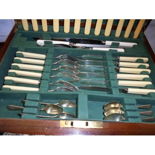 2027 - A canteen of cutlery with drawer in bottom.