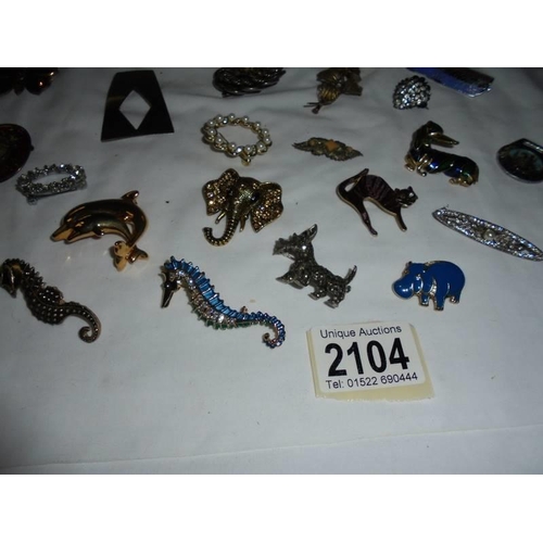 2104 - A mixed lot of brooches including animal examples.