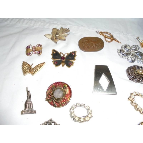 2104 - A mixed lot of brooches including animal examples.