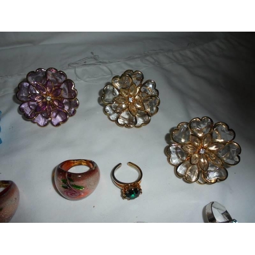 2109 - 24 assorted dress rings.