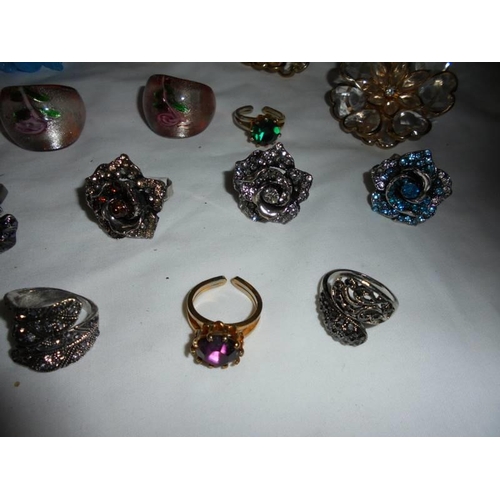 2109 - 24 assorted dress rings.