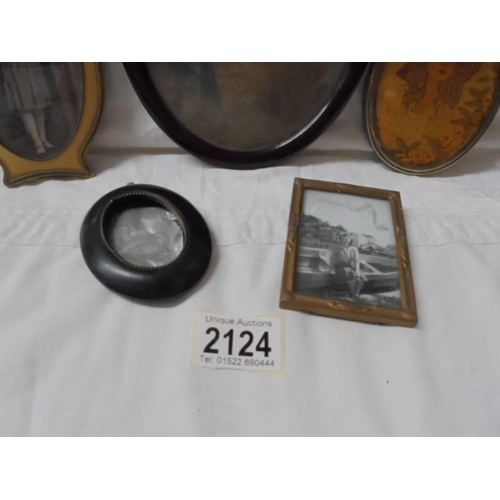 2124 - A quantity of small photo frames.