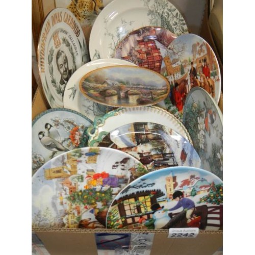 2242 - A good lot of collector's plates.