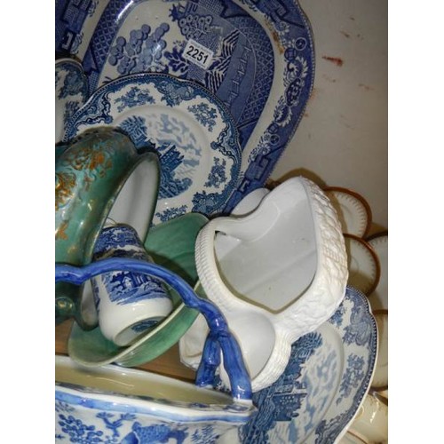 2251 - A mixed lot of blue and white ceramics.