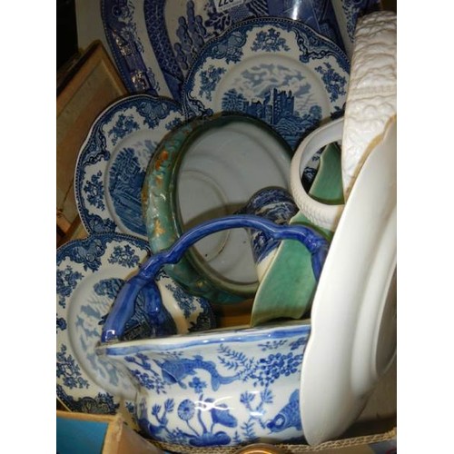 2251 - A mixed lot of blue and white ceramics.