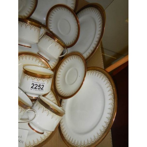 2252 - A quantity of Paragon Athena pattern table ware.