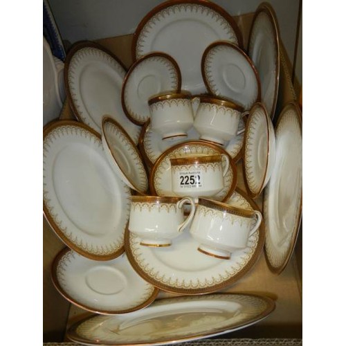 2252 - A quantity of Paragon Athena pattern table ware.