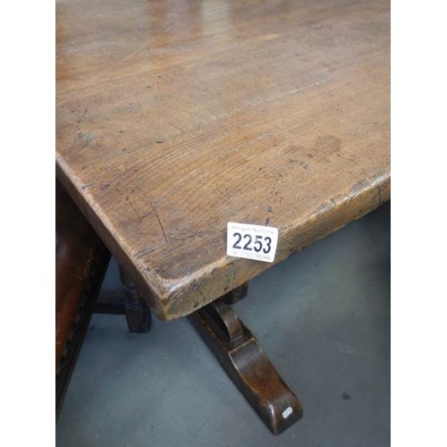 2253 - A good quality mid 20th century solid oak dining table with 2 carvers and 4 dining chairs, COLLECT O... 