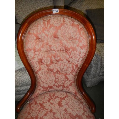 2256 - A Victorian spoon back ladies chair on cabriole legs, COLLECT ONLY.