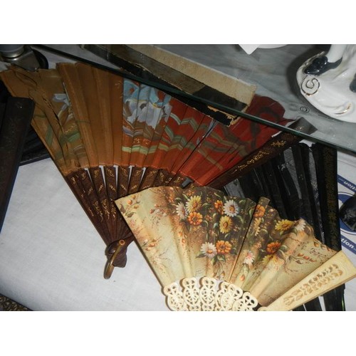 2305 - A quantity of vintage fans, a/f.