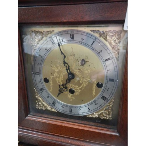 2439 - A mahogany mantel clock.