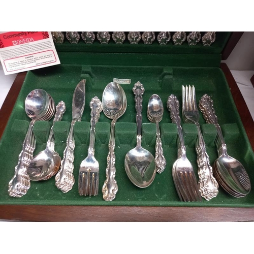 24 - A cased Oneida community cutlery set (62 pieces)