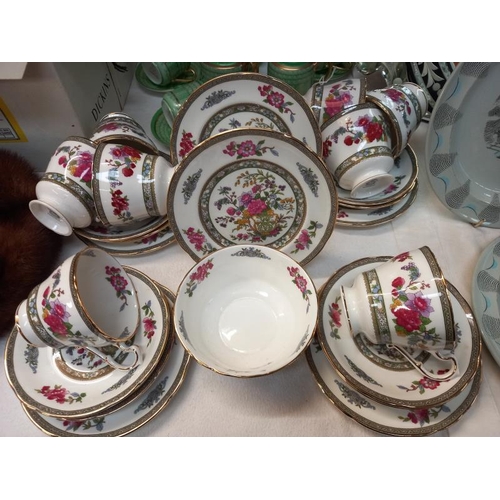 40 - A Paragon 'Tree of Kashmir' tea set & a Mikado Chinese tea set