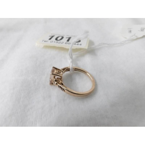 1013 - A yellow gold morganite and diamond ring, size M half, 2.7 grams.