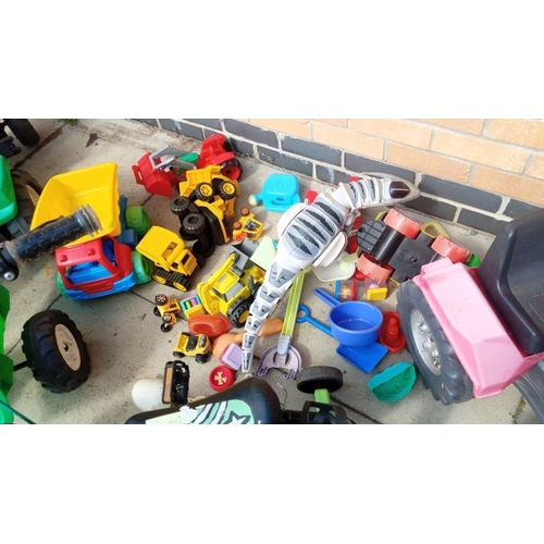 524 - A large lot of outdoor toys including a vintage truck etc. Collect Only