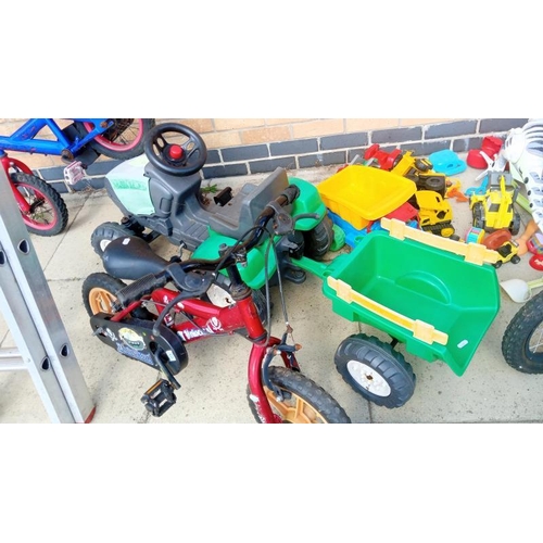 524 - A large lot of outdoor toys including a vintage truck etc. Collect Only