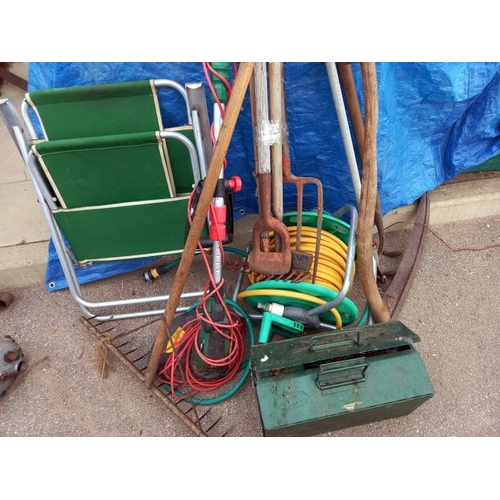 530 - A good lot of quality vintage tools, a Qualcast & hose etc. Collect Only