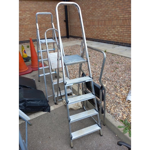 554 - 4 step ladders in various sizes. Collect Only