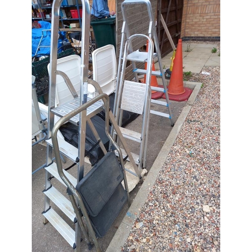 554 - 4 step ladders in various sizes. Collect Only