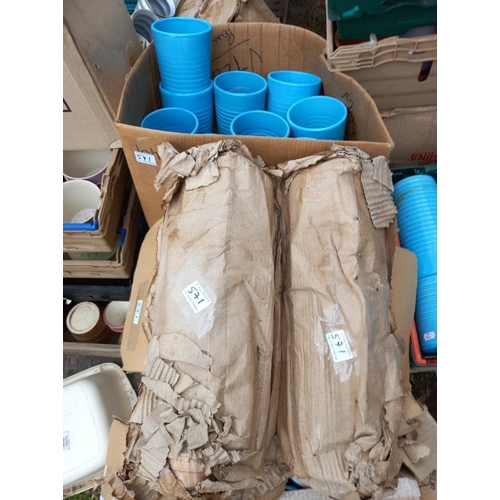 571 - A large quantity of plant pots. Collect Only