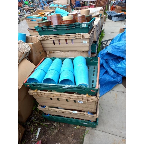 572 - A large quantity of plant pots. Collect Only