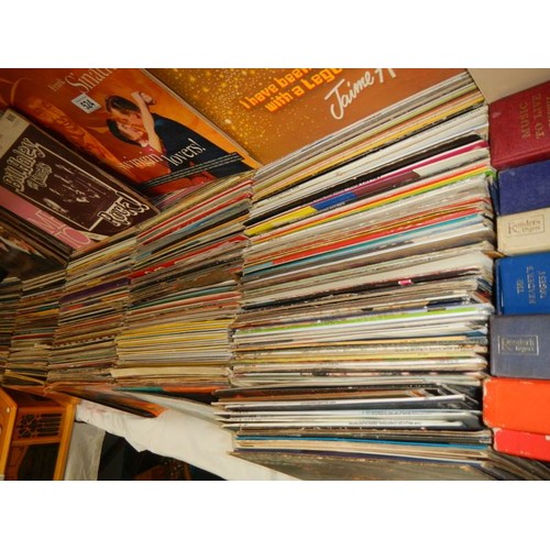 524 - In excess of 800 LP records. COLLECT ONLY.