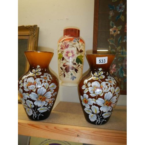 533 - 20th century glass vases in good condition. Collect Only.