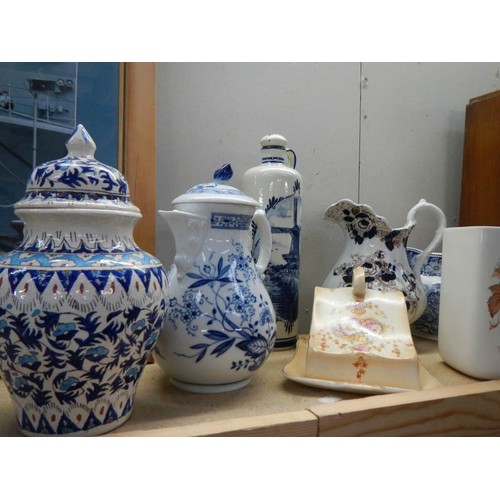 559 - A mixed lot of collectable ceramics.