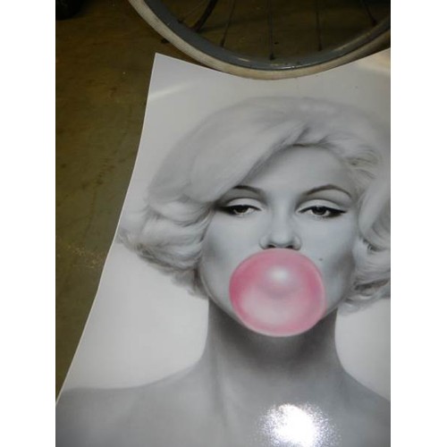 567 - A quantity of good posters including Marilyn Monroe.