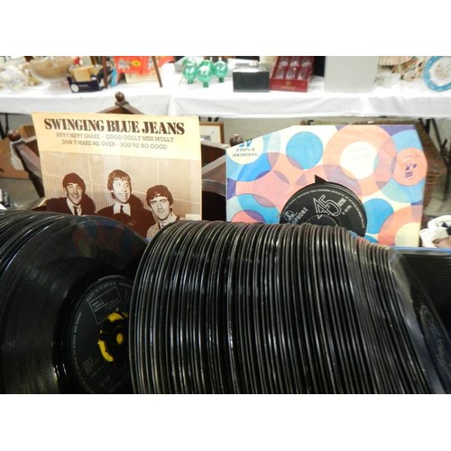 645 - A quantity of 45 rpm records, no sleeves.