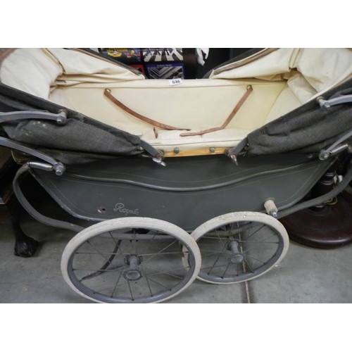 646 - A vintage Royale twin pram in need of restoration. COLLECT ONLY.