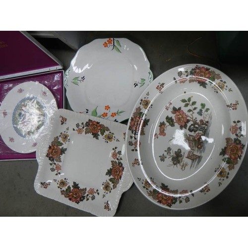 729 - A quantity of collector's plates.