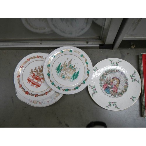 729 - A quantity of collector's plates.