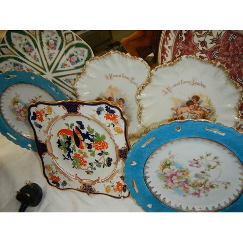 746 - A quantity of good old collector's plates.