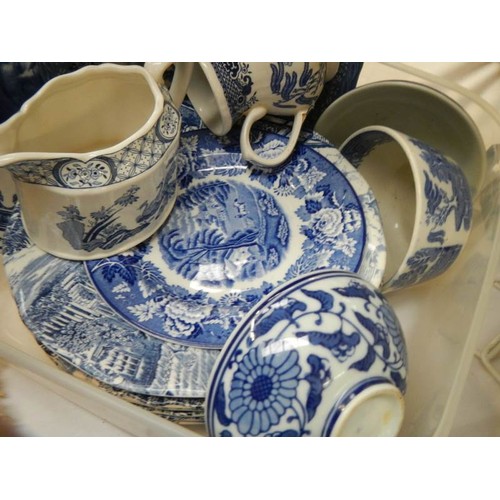 786 - A mixed lot of blue and white ceramics.