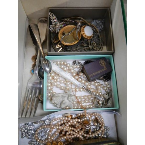 806 - A good tray of costume jewellery.