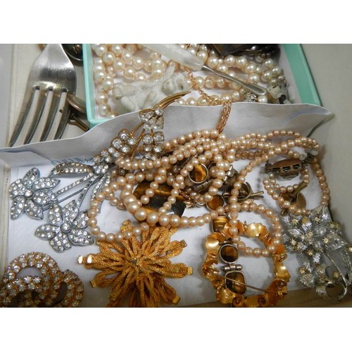 806 - A good tray of costume jewellery.