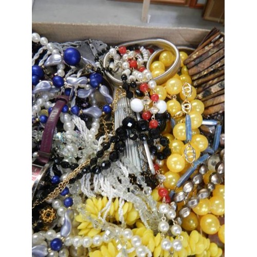 809 - A tray of assorted costume jewellery, necklaces etc.,