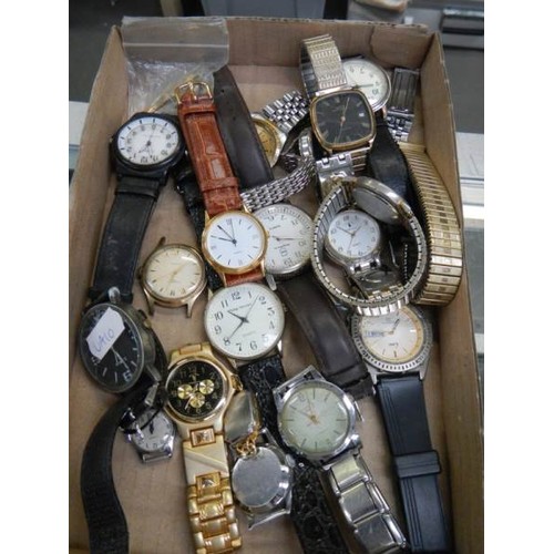 815 - A mixed lot of gent's watches.