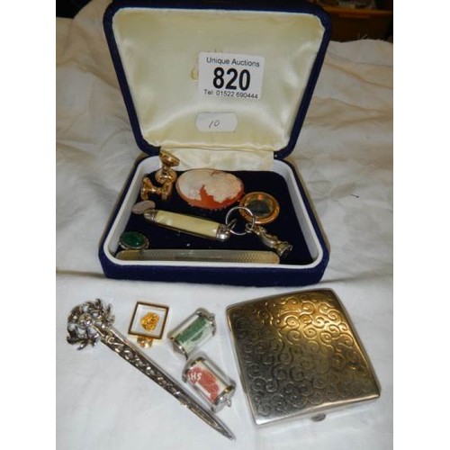 820 - A small box of collectables.