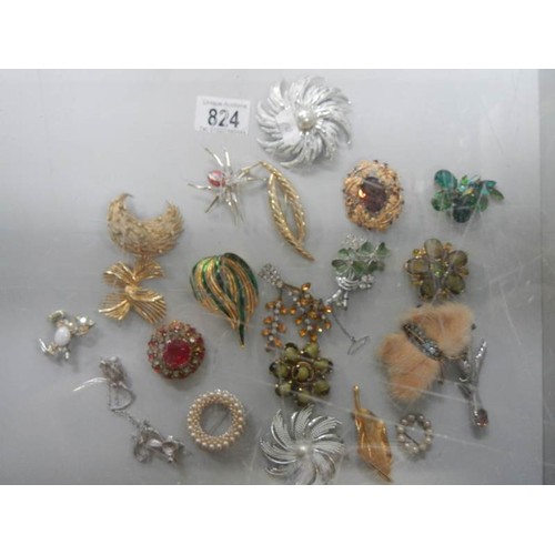 824 - A good lot of vintage brooches.