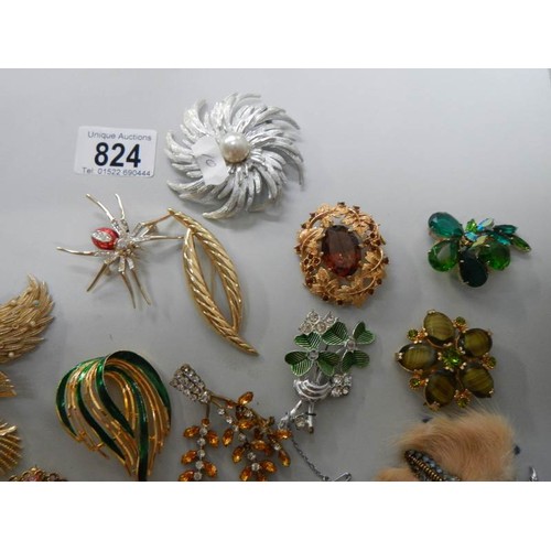 824 - A good lot of vintage brooches.