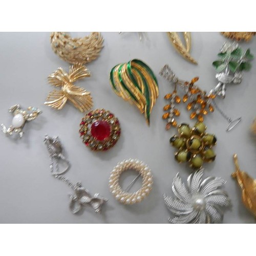 824 - A good lot of vintage brooches.