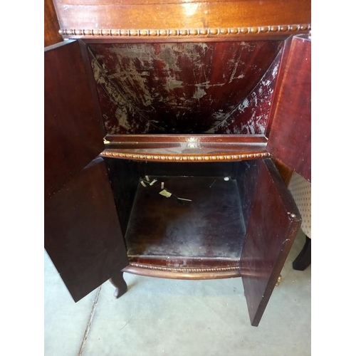 729 - A good free standing wind-up cabinet gramophone, COLLECT ONLY.