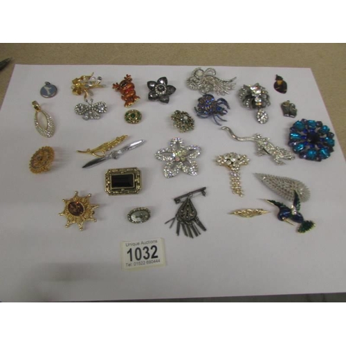 1032 - A good mixed lot of brooches, scarf clips and pendants.