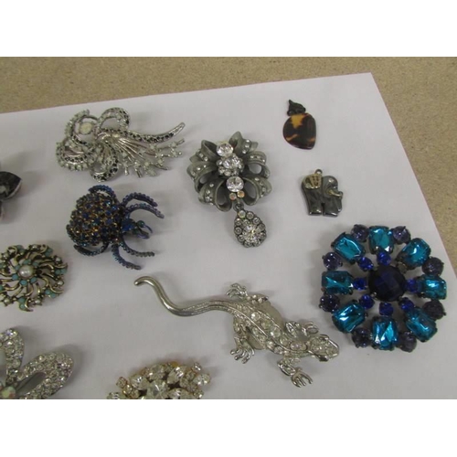 1032 - A good mixed lot of brooches, scarf clips and pendants.