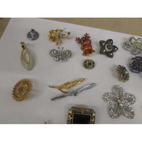 1032 - A good mixed lot of brooches, scarf clips and pendants.