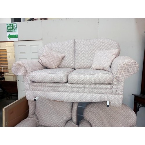 828 - A good clean 2 seater three piece suite, COLLECT ONLY.