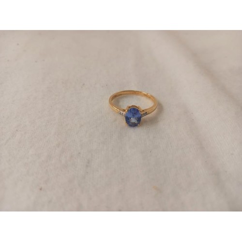 1016 - A tanzanite and diamond yellow gold ring, size P, 1.9 grams.