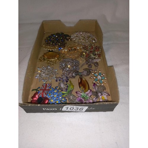 1036 - A mixed lot of sparkly brooches.